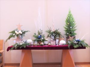 ［多摩キャンパス］チャペルのクリスマス装飾。恵泉フラワースクールで先生をされていた松井美保さん（短園19）の装飾です