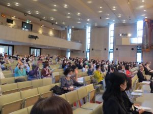 ［2022年度同窓会総会・ホームカミングデー］総会風景。議案は挙手にて承認をとります。2022年5月21日