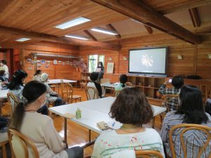  ［2022年度蓼科ガーデン研修旅行］　
研修棟にてガーデン長の小澤文子さん（短園40）からガーデンの説明を受ける。2022年6月22日