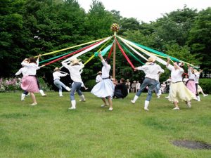 ［多摩キャンパス］メイポールダンス！今年の大学の現役学生たちも多く参加してくれました（2009年5月）