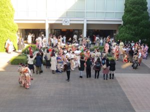 ［2022年度「はたちを祝う会」礼拝］中庭では写真撮影大会！華やか。2023年1月9日