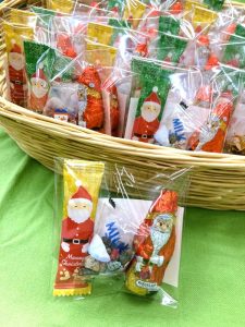 【2023年度クリスマス会】
参加者に配られた小さなお菓子。前日に役員・委員で袋詰めをしました。
（2023年12月2日　世田谷キャンパス・グレイスホール）